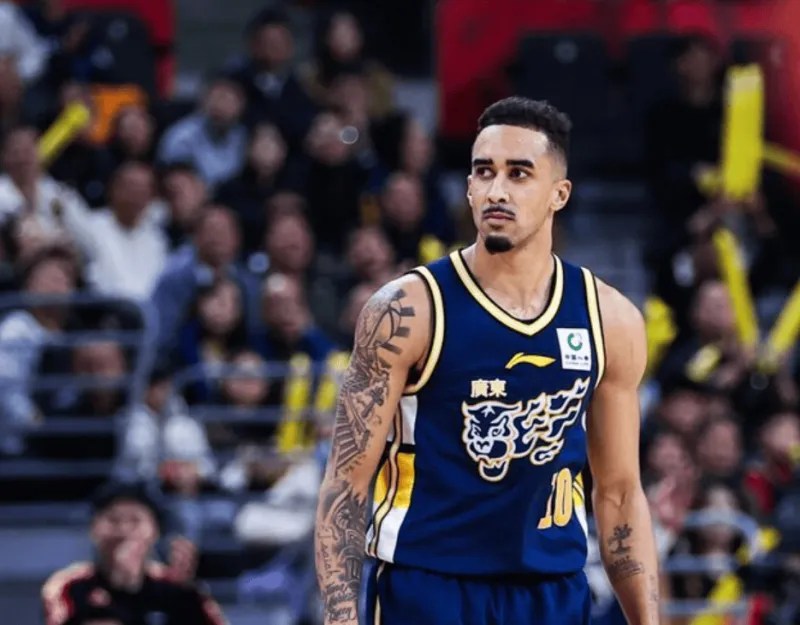 广发体育app-奎因半场10中2，三分5中0得到4分3篮板4助攻1抢断1盖帽