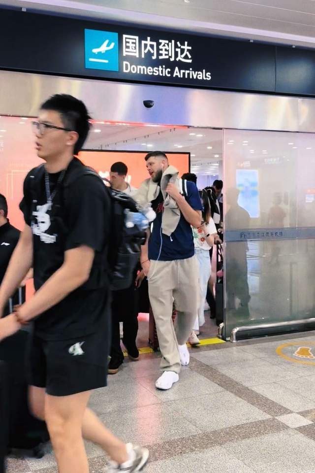 广发体育app-首秀在即！广东新外援随队出征福建，麦考尔因老婆生产留在广州